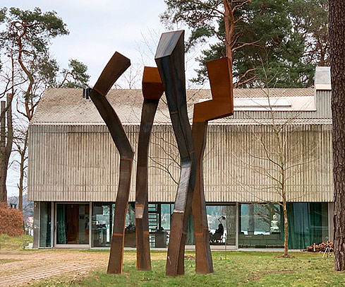 figures "moments", 5 Meter hohe Stahlskulptur in Bad Saarow, Ernst J. Petras, Berlin, Neuenhagen
